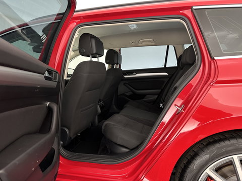 Volkswagen Passat Variant 1.6 TDI Connected Series Plus Aut. *ADAPTIVE-CRUISE | NAVI-FULLMAP | HEATED-COMFORTSEATS | PRIVACY-GLASS | SHIFT-PADDLES | ECC | PDC | 18''ALU*