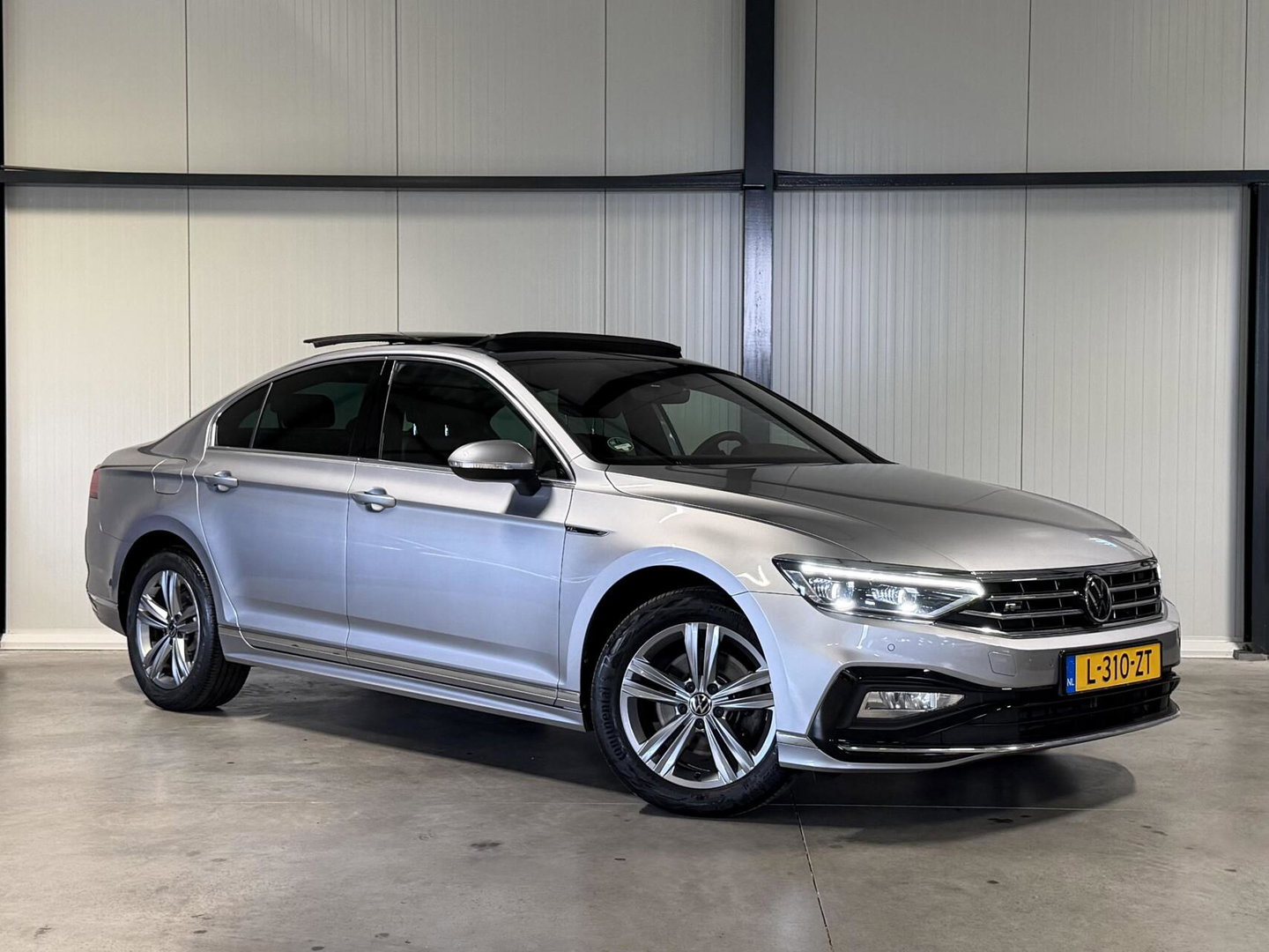 Volkswagen Passat 1.5 TSI R-Line Business + Pano Virtual H&K