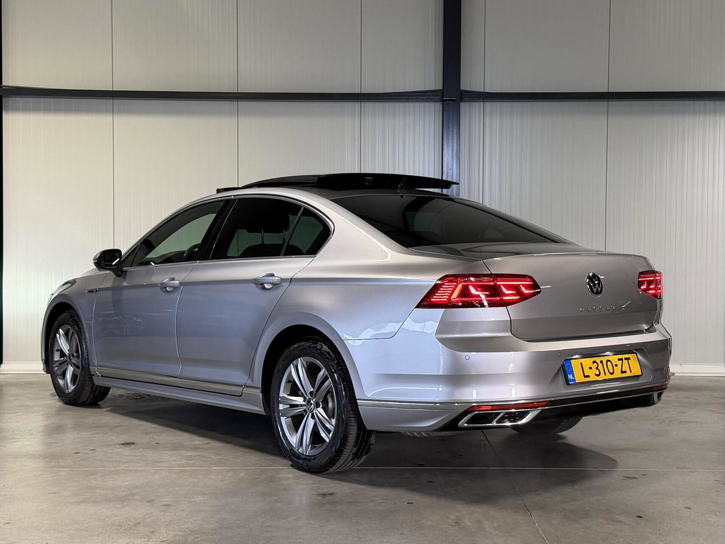 Volkswagen Passat 1.5 TSI R-Line Business + Pano Virtual H&K