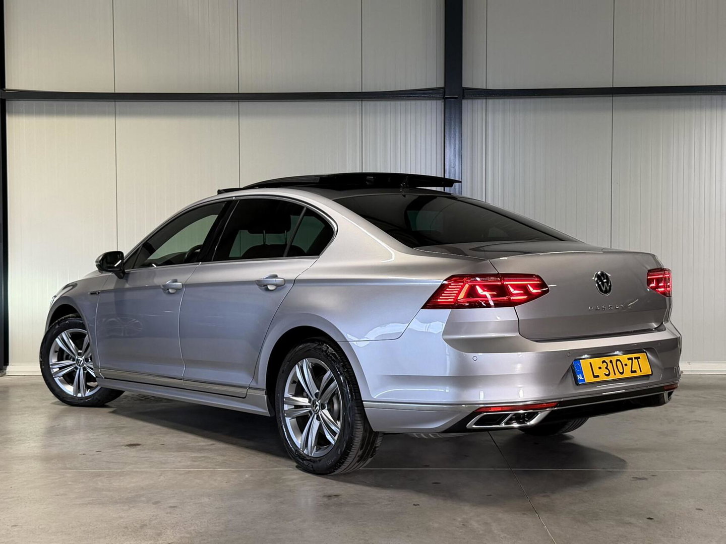 Volkswagen Passat 1.5 TSI R-Line Business + Pano Virtual H&K