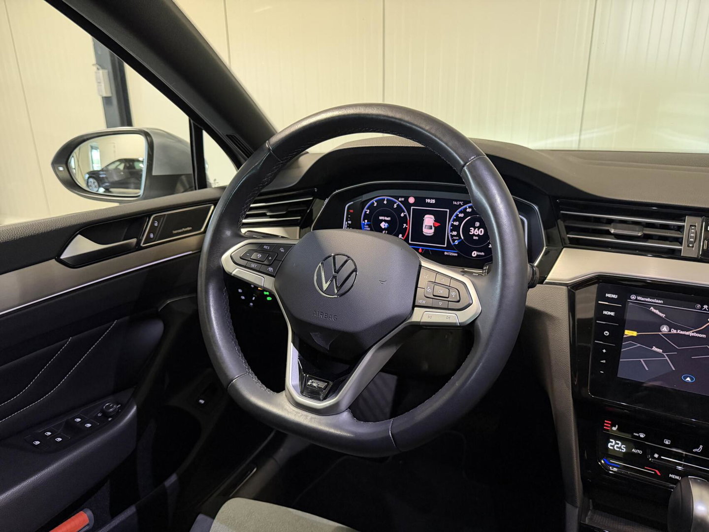 Volkswagen Passat 1.5 TSI R-Line Business + Pano Virtual H&K