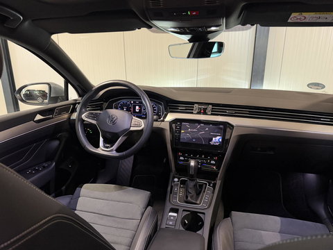 Volkswagen Passat 1.5 TSI R-Line Business + Pano Virtual H&K