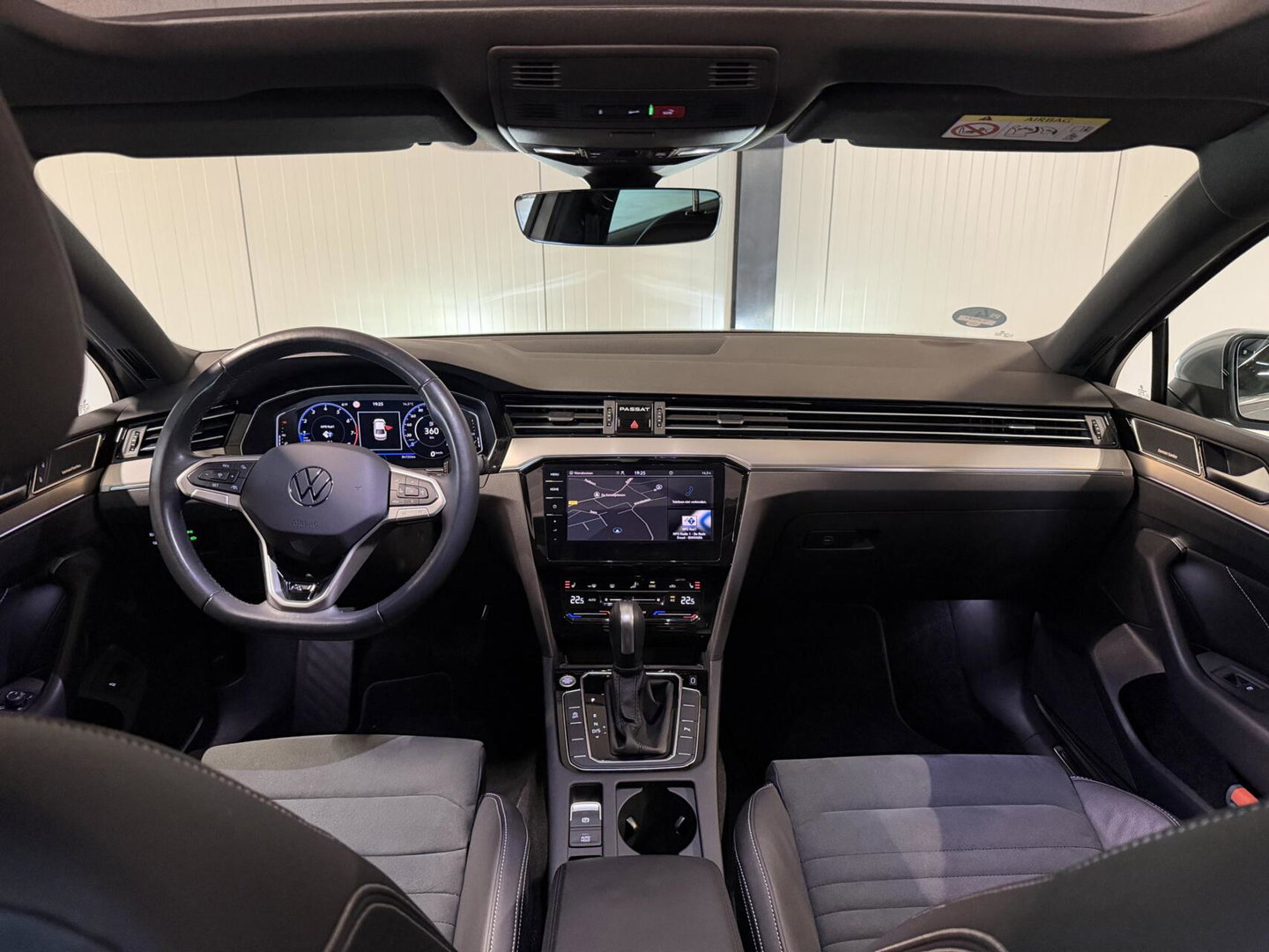 Volkswagen Passat 1.5 TSI R-Line Business + Pano Virtual H&K