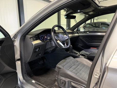 Volkswagen Passat 1.5 TSI R-Line Business + Pano Virtual H&K