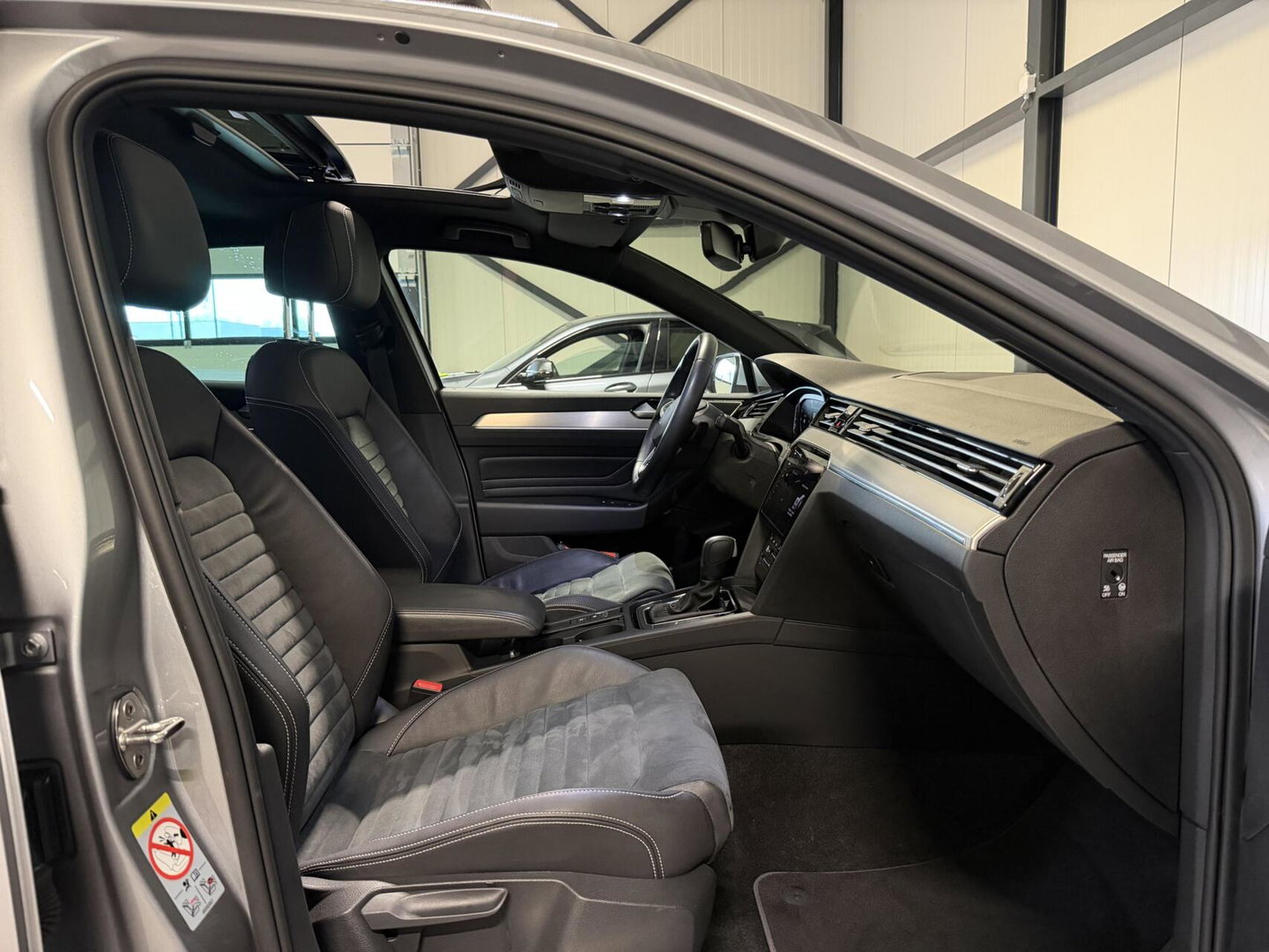 Volkswagen Passat 1.5 TSI R-Line Business + Pano Virtual H&K