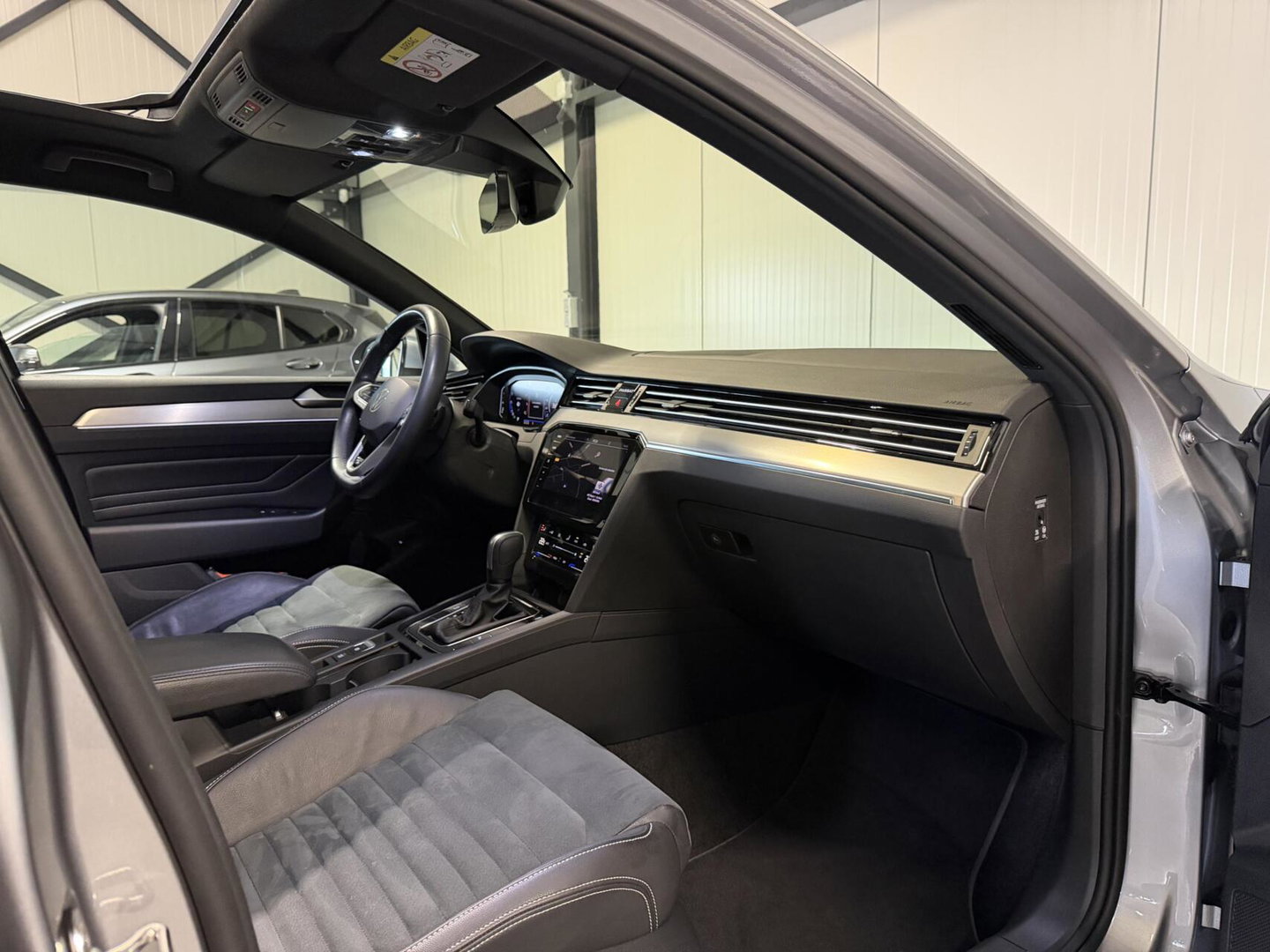 Volkswagen Passat 1.5 TSI R-Line Business + Pano Virtual H&K