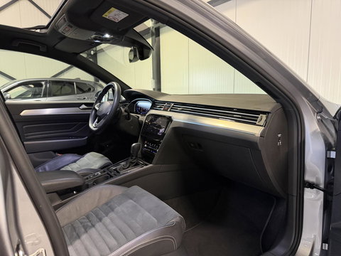 Volkswagen Passat 1.5 TSI R-Line Business + Pano Virtual H&K