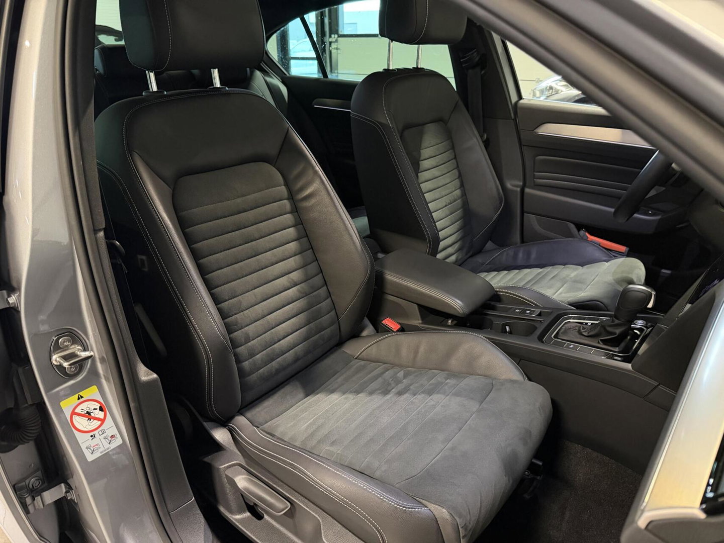 Volkswagen Passat 1.5 TSI R-Line Business + Pano Virtual H&K