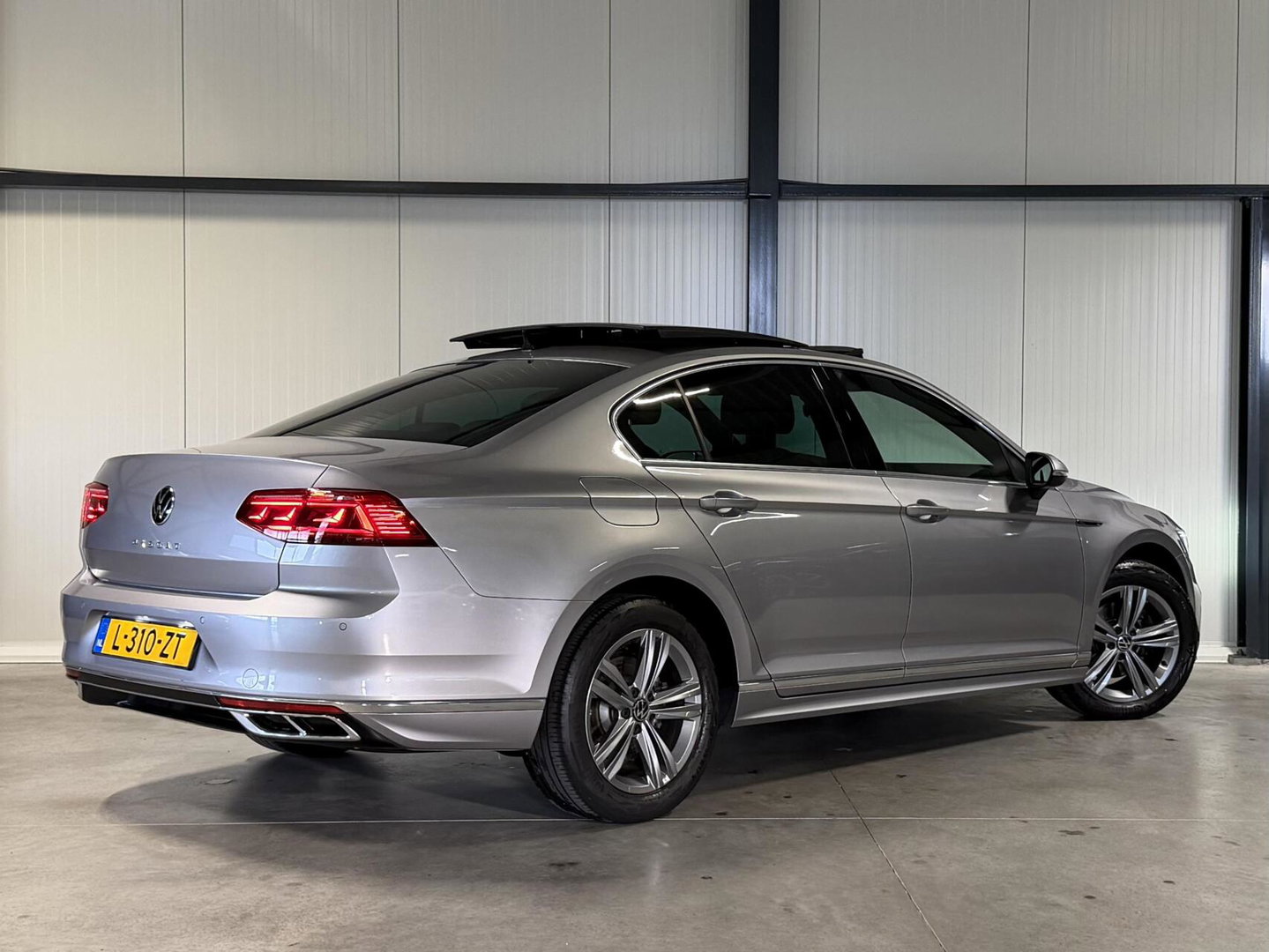 Volkswagen Passat 1.5 TSI R-Line Business + Pano Virtual H&K