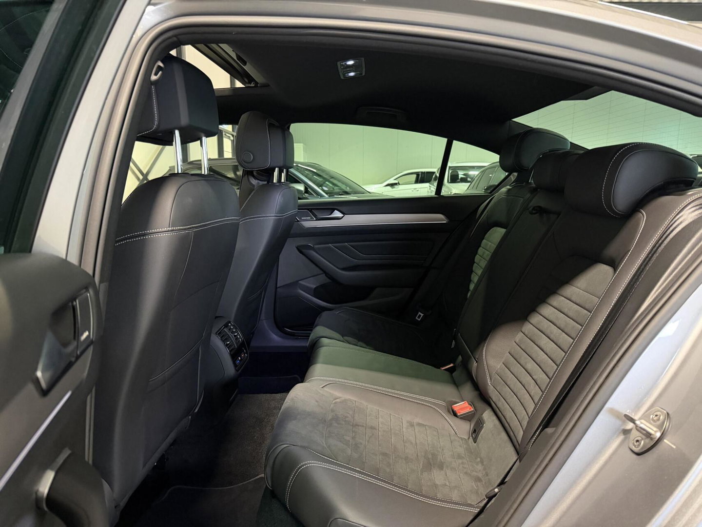 Volkswagen Passat 1.5 TSI R-Line Business + Pano Virtual H&K