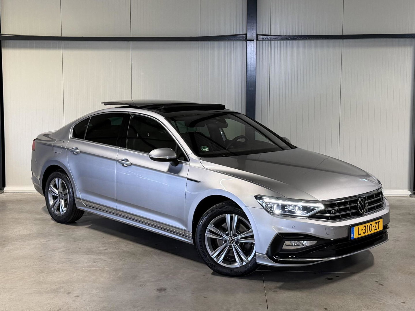 Volkswagen Passat 1.5 TSI R-Line Business + Pano Virtual H&K