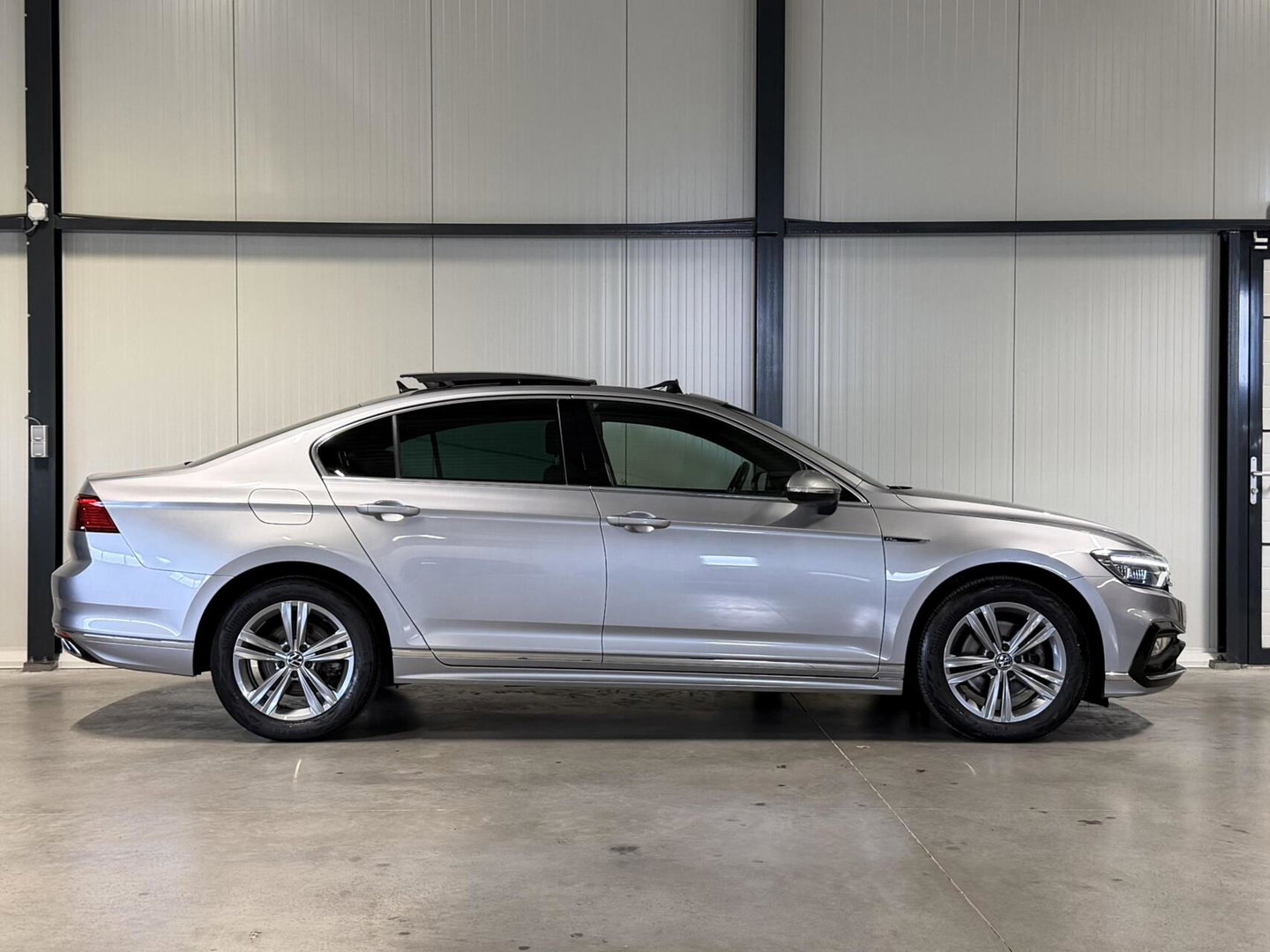 Volkswagen Passat 1.5 TSI R-Line Business + Pano Virtual H&K