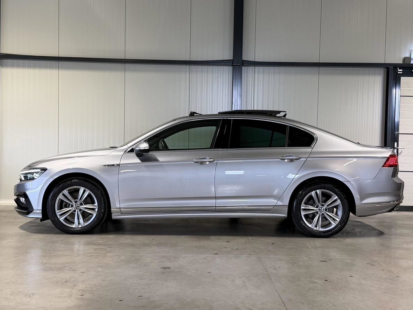 Volkswagen Passat 1.5 TSI R-Line Business + Pano Virtual H&K