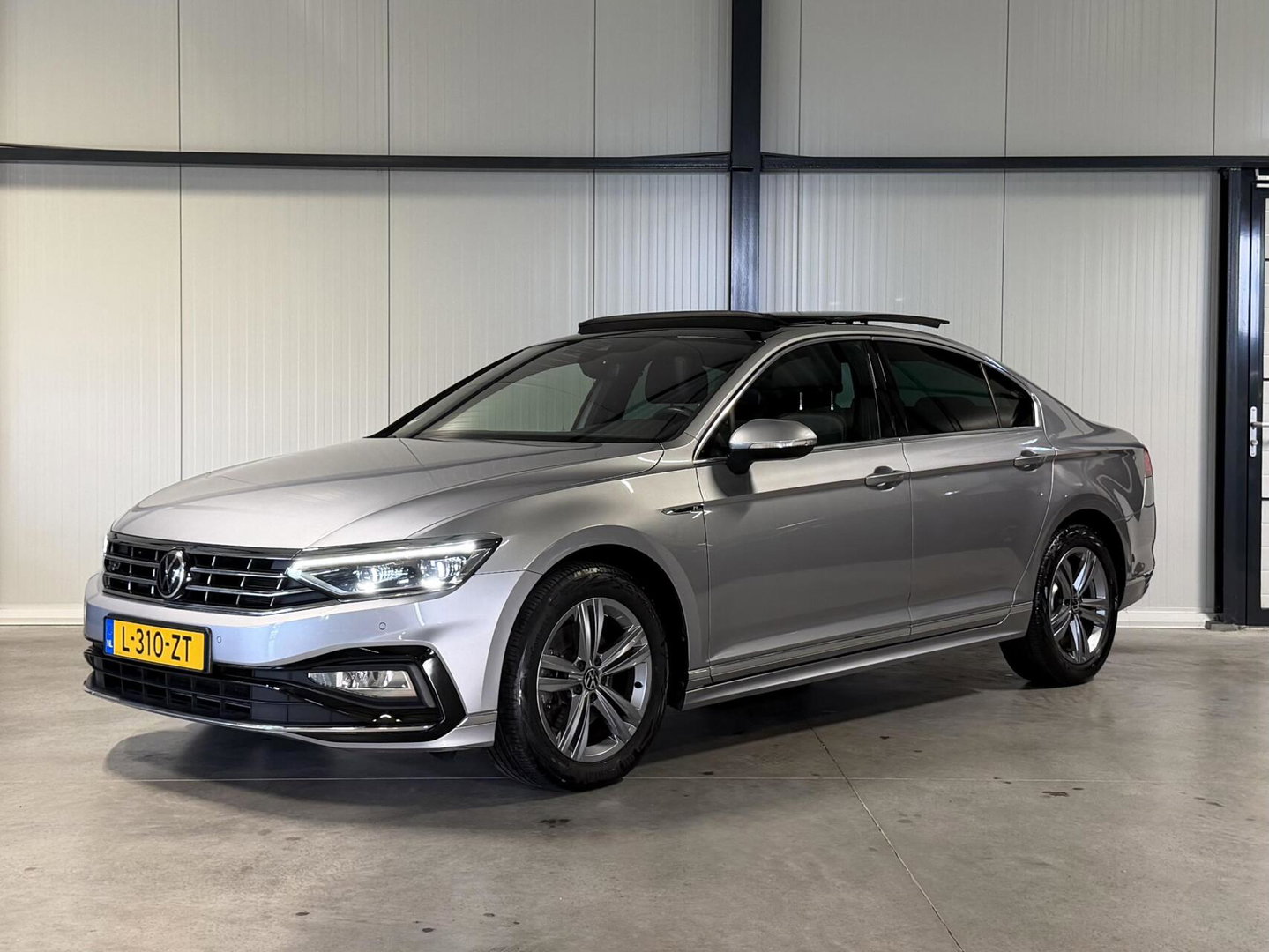 Volkswagen Passat 1.5 TSI R-Line Business + Pano Virtual H&K