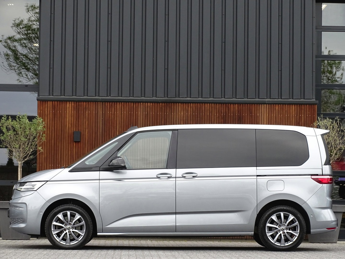 Volkswagen Multivan eHybrid 218PK / IQ-light / VIP 7- pers / 360°