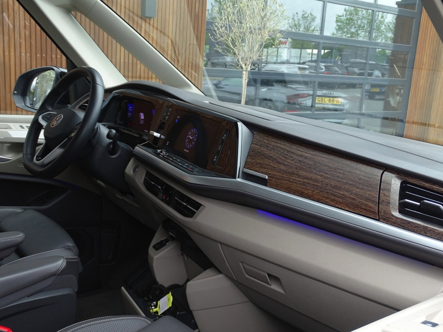 Volkswagen Multivan eHybrid 218PK / IQ-light / VIP 7- pers / 360°