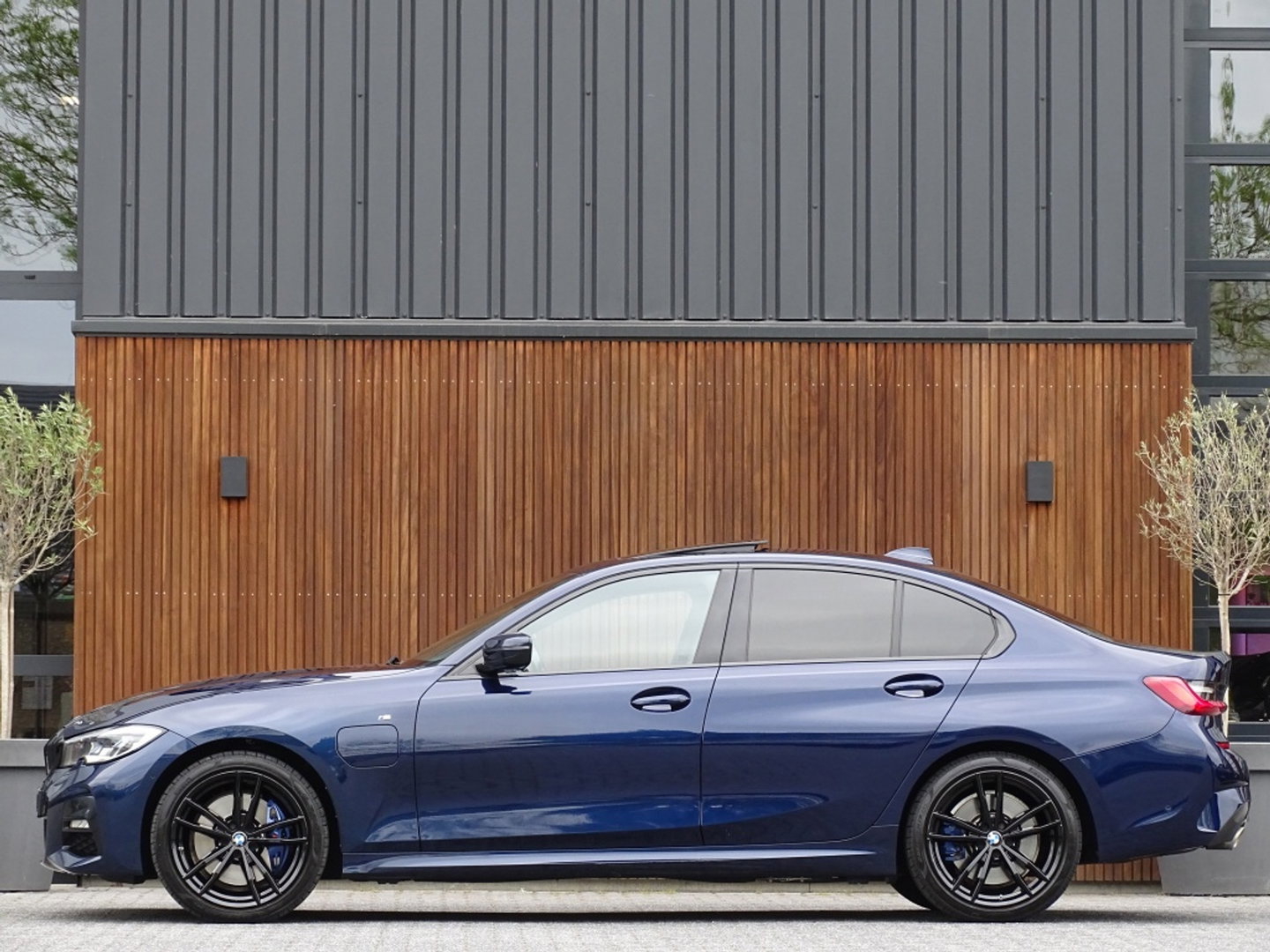 BMW 3-serie 330e High Executive / M-Sport / pano / Laser / 19"