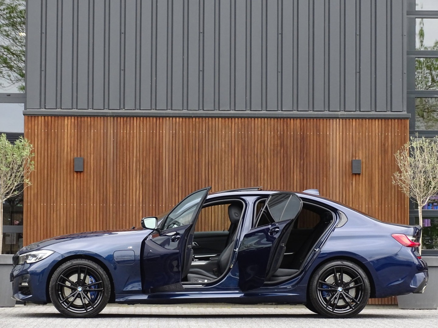 BMW 3-serie 330e High Executive / M-Sport / pano / Laser / 19"