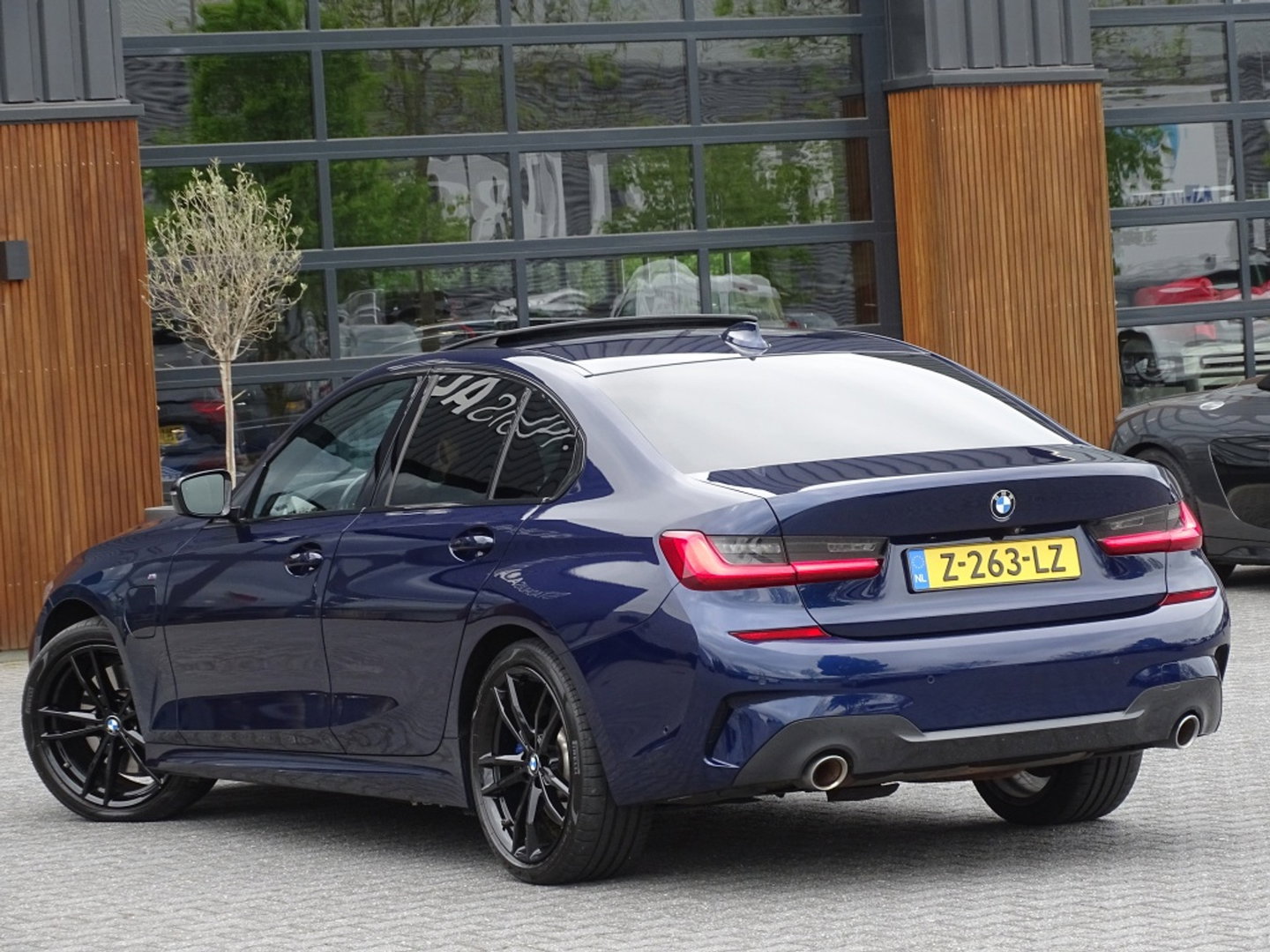 BMW 3-serie 330e High Executive / M-Sport / pano / Laser / 19"