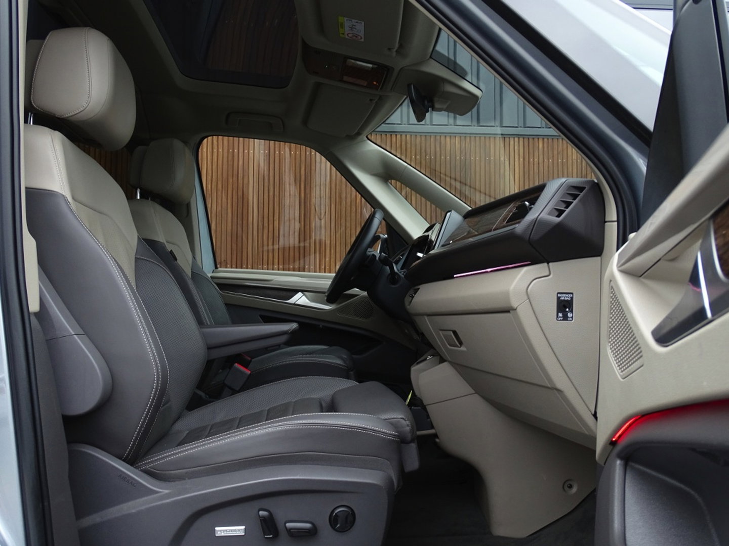 Volkswagen Multivan eHybrid 218PK / IQ-light / VIP 7- pers / 360°