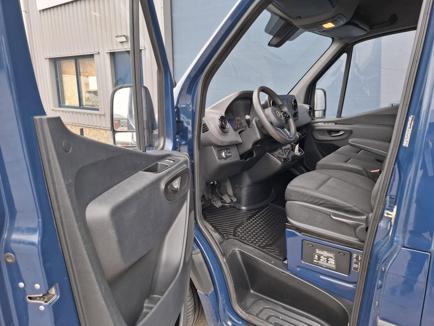 Mercedes-Benz Sprinter 311 2.2 CDI L2H2 AIRCO / CAMERA / 3 ZITS / DEALER ONDERHOUDEN / NAVI