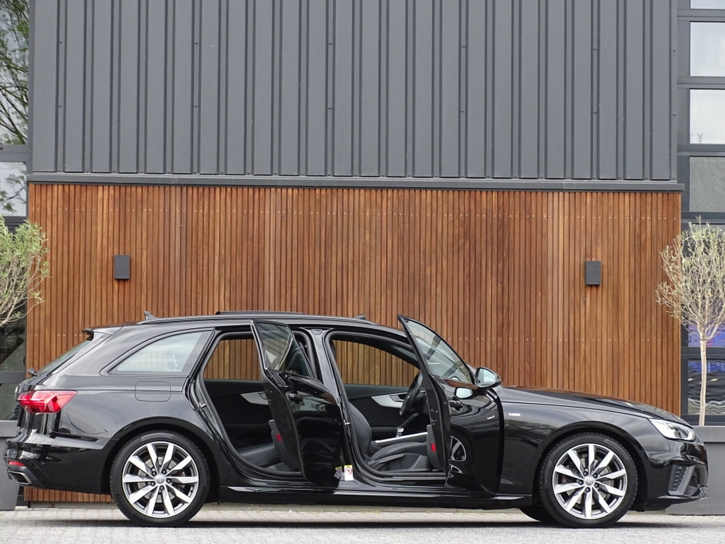 Audi A4 Avant 35 TFSI 150PK automaat / S-line / LED / Facelift *NAP*