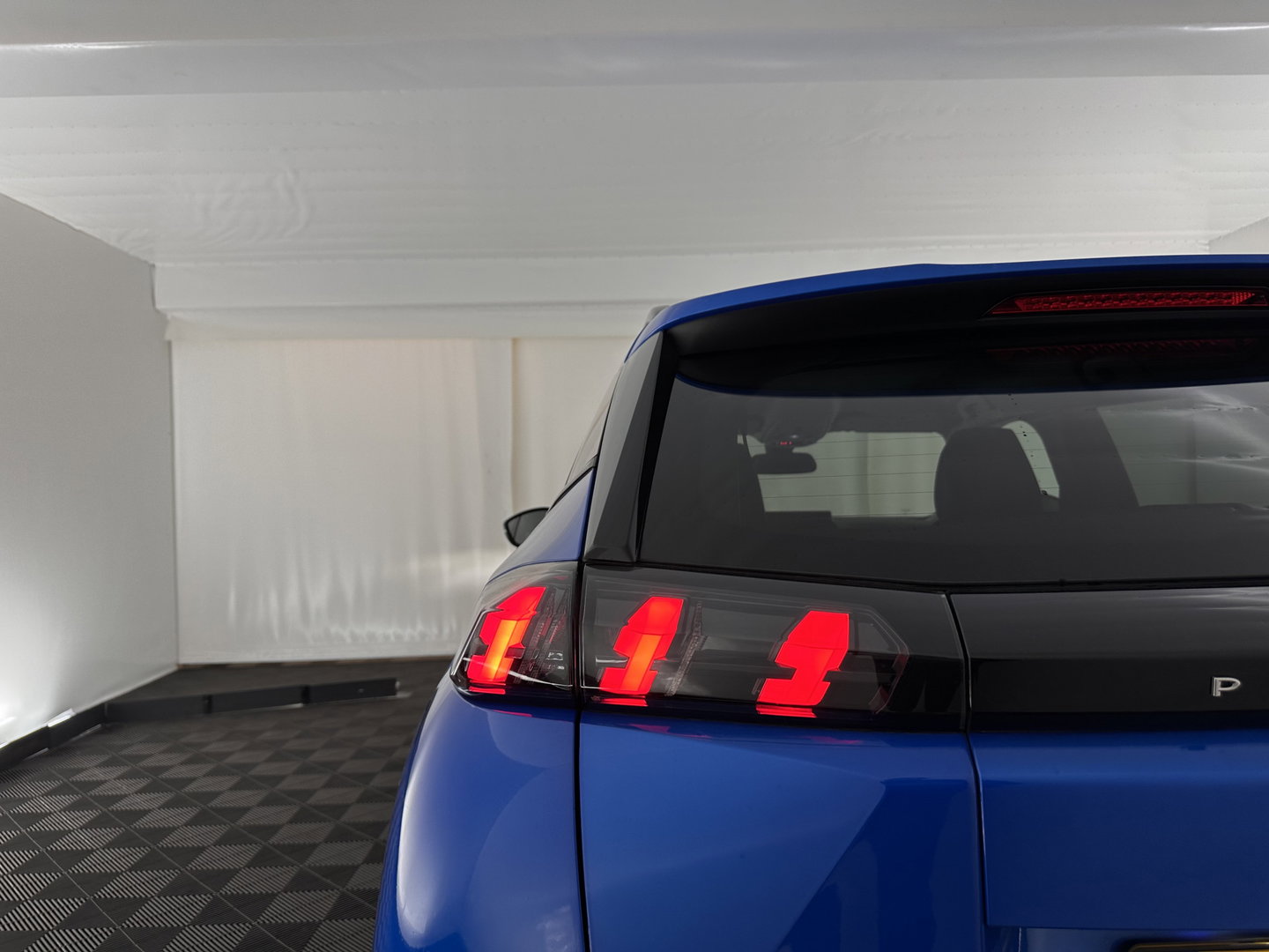 Peugeot 2008 1.5 BlueHDi Blue Lease Allure (INCL-BTW) Aut. *FULL-LED | LEATHER-FABRIC | NAVI-FULLMAP | DIGI-COCKPIT | SPORTSEATS | CAMERA | KEYLESS | PRIVACY-GLASS |  CARPLAY | ECC | PDC | CRUISE | TOWBAR | 17"ALU*