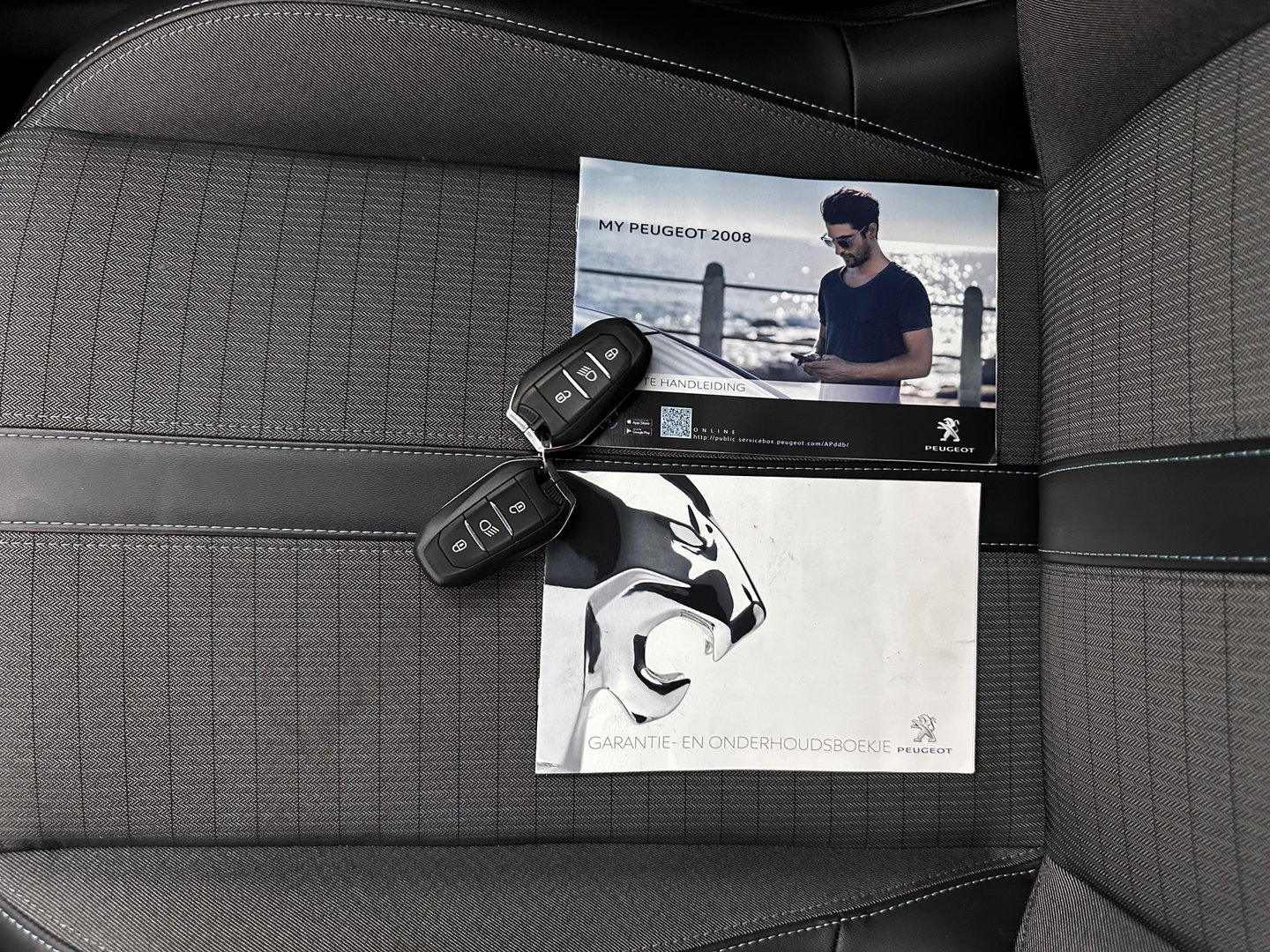 Peugeot 2008 1.5 BlueHDi Blue Lease Allure (INCL-BTW) Aut. *FULL-LED | LEATHER-FABRIC | NAVI-FULLMAP | DIGI-COCKPIT | SPORTSEATS | CAMERA | KEYLESS | PRIVACY-GLASS |  CARPLAY | ECC | PDC | CRUISE | TOWBAR | 17"ALU*