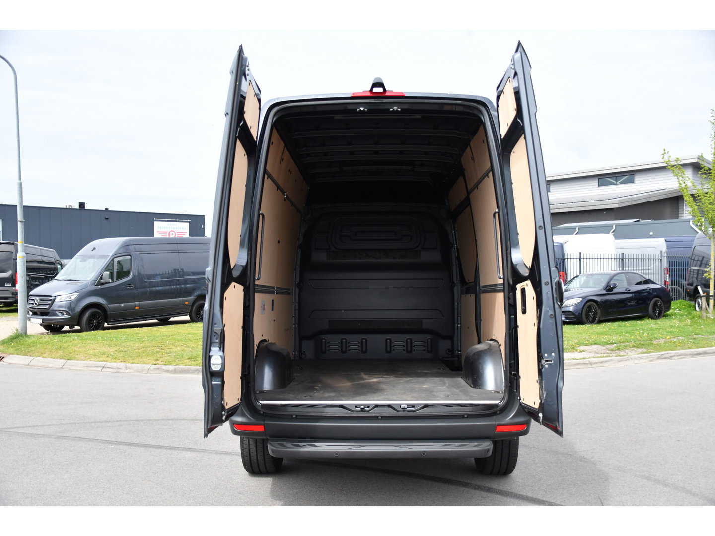 Mercedes-Benz Sprinter 317 1.9 CDI L2H2 Pro AMG Edition Facelift, Camera, Cruise, Carplay, Stoelverwarming, LED, 170pk, Geveerde stoel, Mbux, Automaat,