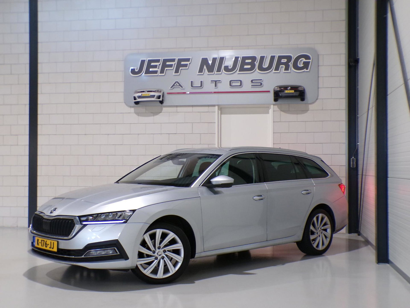 Škoda Octavia Combi 1.0 e-TSI Business Edition Plus "Origineel NL!" Automaat Full-LED Apple-carplay Stoelverwarming Virtual Keyles