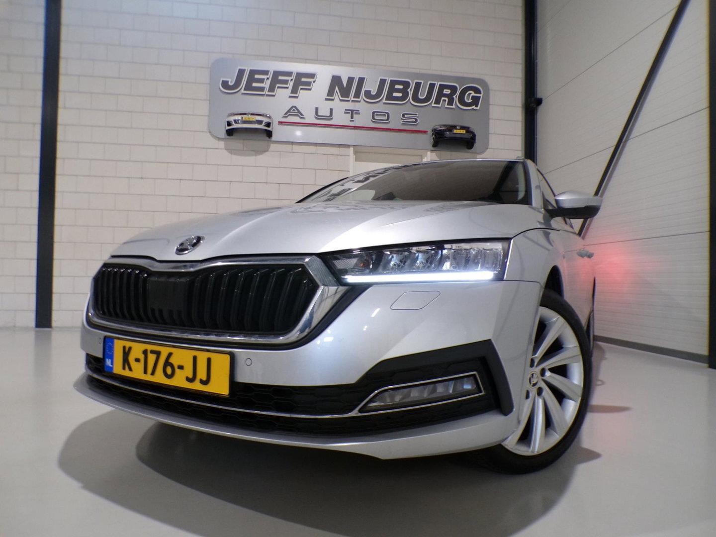 Škoda Octavia Combi 1.0 e-TSI Business Edition Plus "Origineel NL!" Automaat Full-LED Apple-carplay Stoelverwarming Virtual Keyles