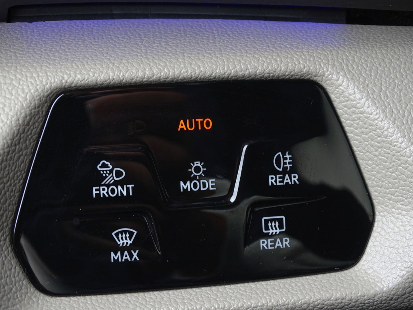 Volkswagen Multivan eHybrid 218PK / IQ-light / VIP 7- pers / 360°