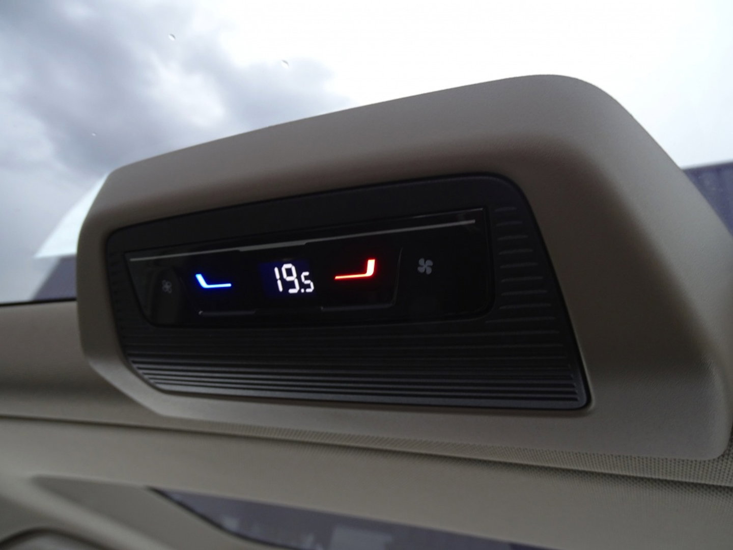 Volkswagen Multivan eHybrid 218PK / IQ-light / VIP 7- pers / 360°