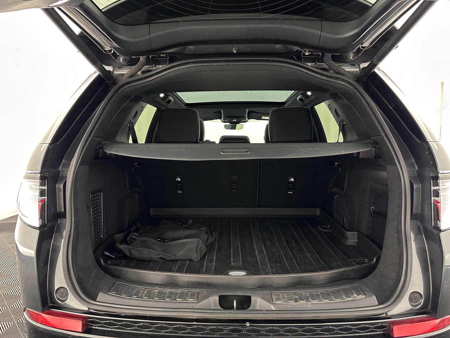 Land Rover Discovery Sport P300e 1.5 R-Dynamic HSE (Plug-in) (INCL-BTW) *PANO | ADAPTIVE-CRUISE | LEATHER | FULL-LED | BLINDSPOT | CAMERA | MERIDIAN-AUDIO | BLINDSPOT | KEYLESS | SHIFTPADDLES | PRIVACYGLASS | NAVI-FULLMAP | MEMORY-PACK | AMBIENT-LIGHT