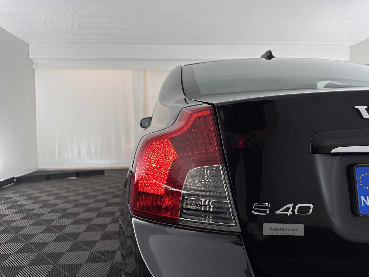 Volvo S40 1.6 D2 S/S Limited Edition *LEATHER | NAVI-FULLMAP | ECC | HEATED-COMFORTSEATS | PDC | CRUISE | TOWBAR | 17''ALU*