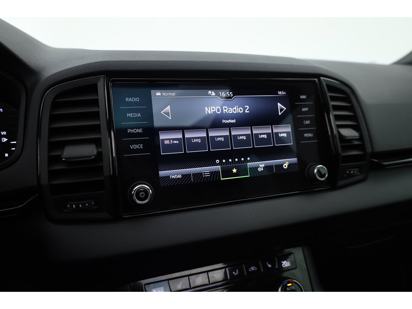 Škoda Karoq 1.5 TSI ACT Sportline Business | Dig. Cockpit | Pano | Elek. Trekhaak | Krell Audio | Adapt. Cruise | Keyless | Stoel-Stuurverw. |