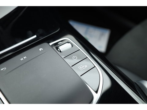 Mercedes-Benz EQC 400 4MATIC AMG Line Premium Plus 80 kWh | SOH 96% | S/K Dak (Pano ) | 360cam | Adapt. Cruise | Memory | Stoelverw. | Dodehoek | Matrix Led