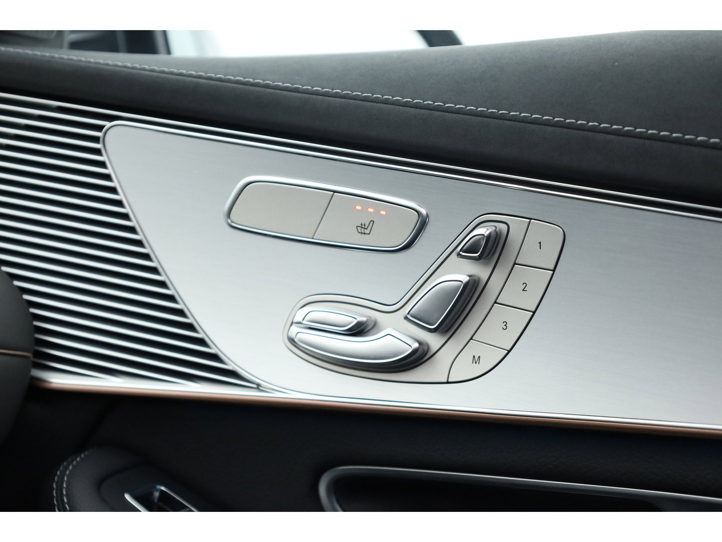 Mercedes-Benz EQC 400 4MATIC AMG Line Premium Plus 80 kWh | SOH 96% | S/K Dak (Pano ) | 360cam | Adapt. Cruise | Memory | Stoelverw. | Dodehoek | Matrix Led
