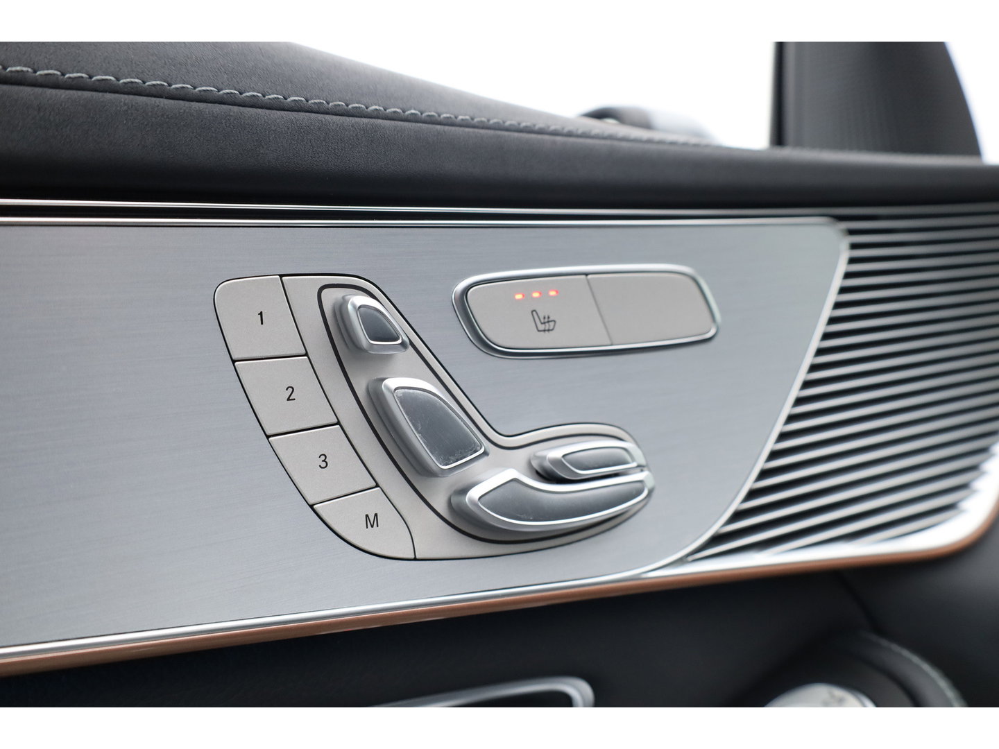Mercedes-Benz EQC 400 4MATIC AMG Line Premium Plus 80 kWh | SOH 96% | S/K Dak (Pano ) | 360cam | Adapt. Cruise | Memory | Stoelverw. | Dodehoek | Matrix Led