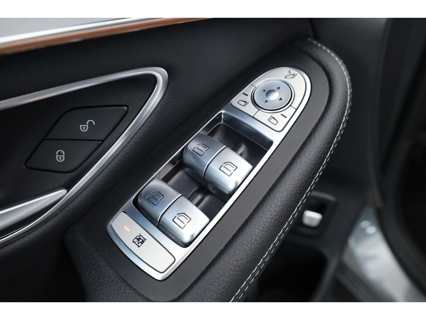 Mercedes-Benz EQC 400 4MATIC AMG Line Premium Plus 80 kWh | SOH 96% | S/K Dak (Pano ) | 360cam | Adapt. Cruise | Memory | Stoelverw. | Dodehoek | Matrix Led