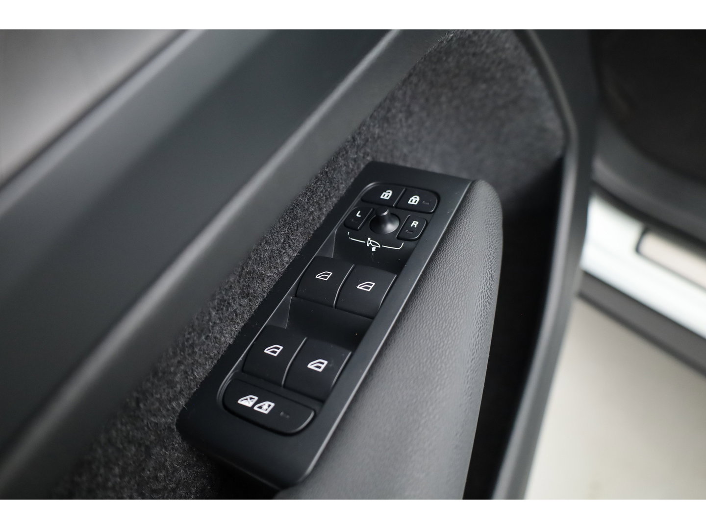 Volvo XC40 1.5 T4 Plug-in hybrid Plus Bright | SOH 97.4% | Cruise Contr. | Keyless | Camera | Apple CarPlay | Harman Kardon | Stoel-Stuurverw. | Memory R