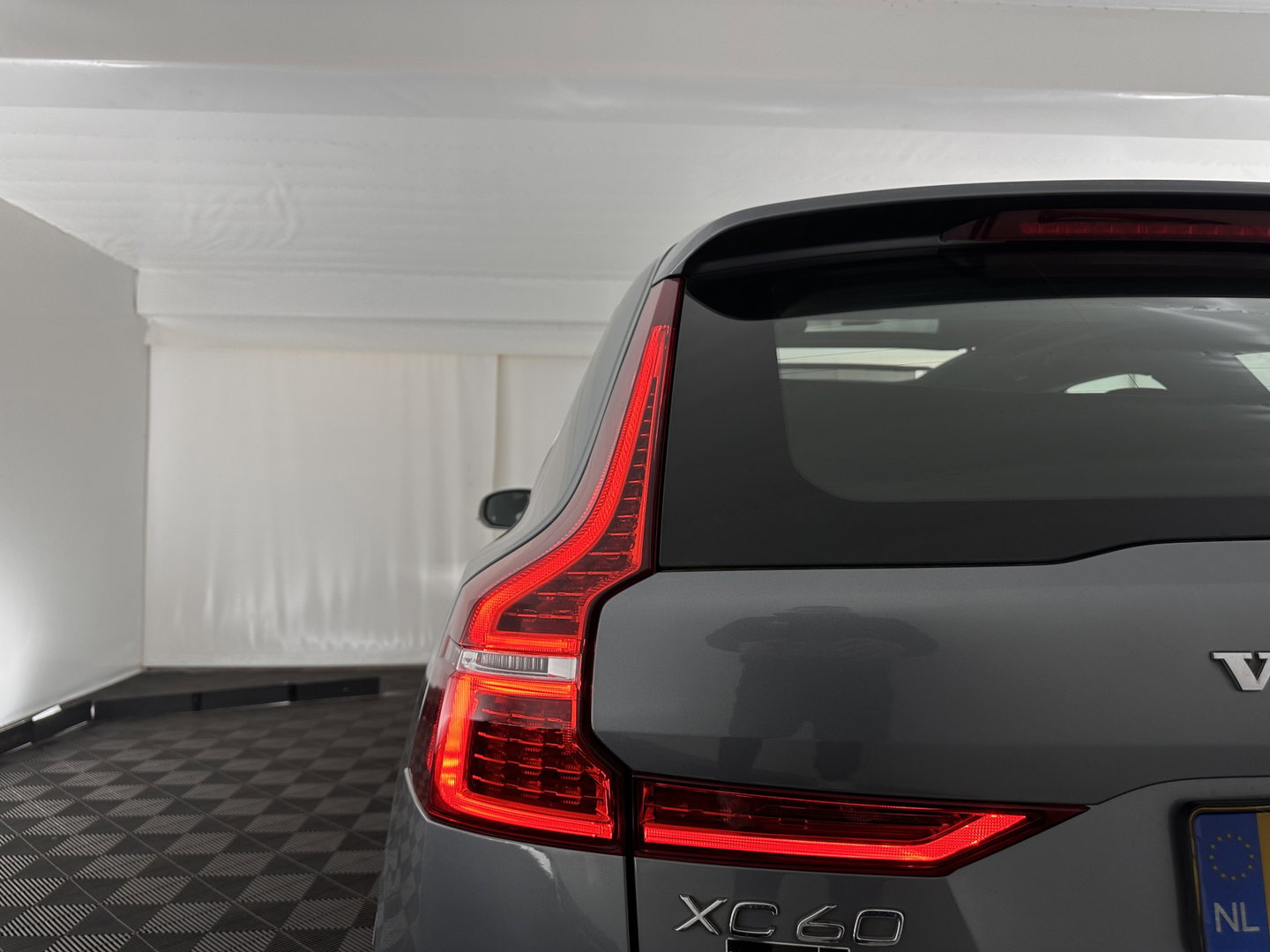 Volvo XC60 2.0 T8 R-Design Twin Engine AWD (Plug-In) (INCL-BTW) *PANO | LEATHER-MICROFIBRE | FULL-LED | KEYLESS | AIR-SUSPENSION | HEATED-SPORTSEATS | DIGI-COCKPIT | CAMERA | NAVI-FULLMAP | ECC | PDC | CRUISE | TOWBAR | 21''ALU*