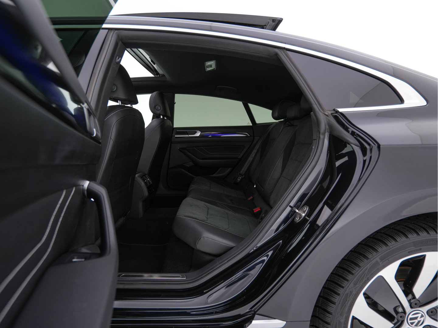 Volkswagen Arteon 1.4 TSI eHybrid R-Line Business+ (Plug-In) (INCL-BTW) *PANO | HEAD-UP | LEATHER-MICROFIBRE | FULL-LED | TOPVIEW | ADAPTIVE-CRUISE | BLINDSPOT | HEATED-SPORTSEATS | KEYLESS | NAVI-FULLMAP | PRIVACYGLASS | SHIFTPADDLES | DIGI-COCKPIT |