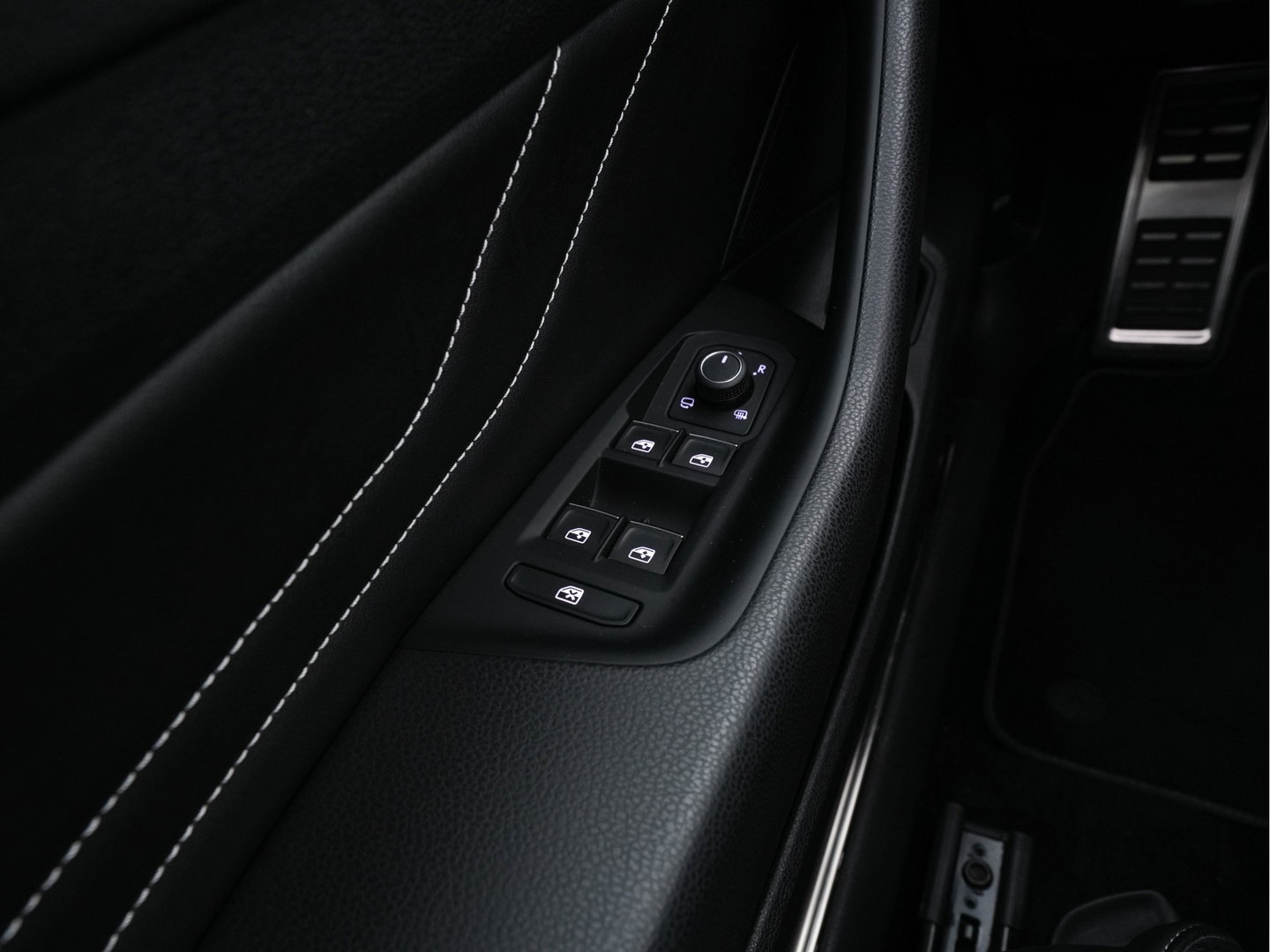 Volkswagen Arteon 1.4 TSI eHybrid R-Line Business+ (Plug-In) (INCL-BTW) *PANO | HEAD-UP | LEATHER-MICROFIBRE | FULL-LED | TOPVIEW | ADAPTIVE-CRUISE | BLINDSPOT | HEATED-SPORTSEATS | KEYLESS | NAVI-FULLMAP | PRIVACYGLASS | SHIFTPADDLES | DIGI-COCKPIT |