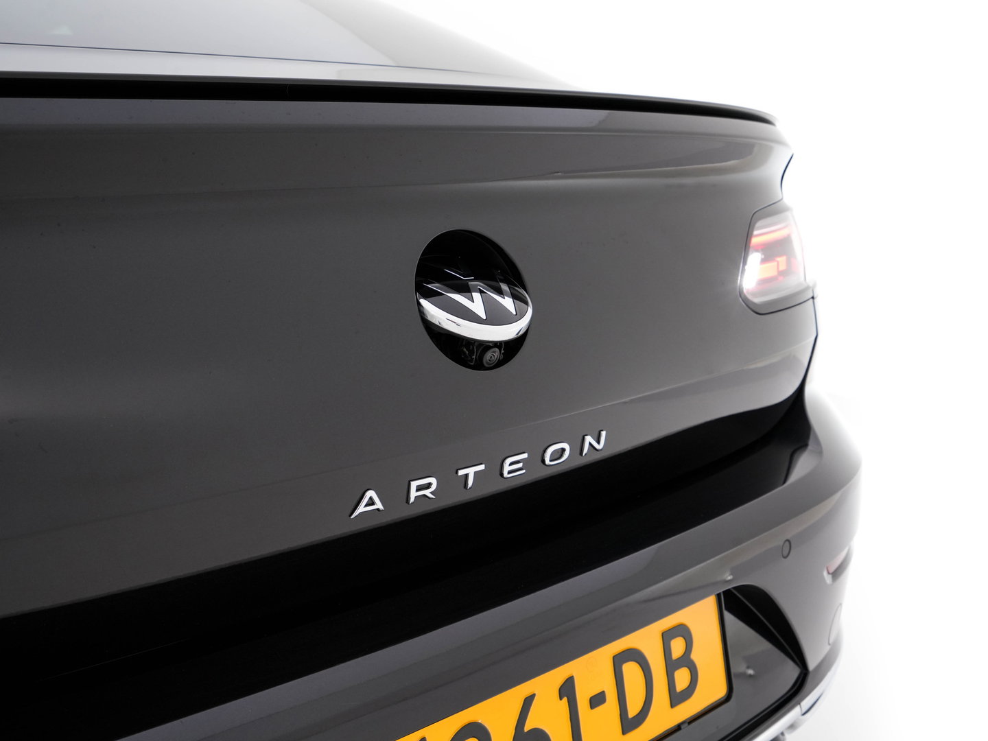 Volkswagen Arteon 1.4 TSI eHybrid R-Line Business+ (Plug-In) (INCL-BTW) *PANO | HEAD-UP | LEATHER-MICROFIBRE | FULL-LED | TOPVIEW | ADAPTIVE-CRUISE | BLINDSPOT | HEATED-SPORTSEATS | KEYLESS | NAVI-FULLMAP | PRIVACYGLASS | SHIFTPADDLES | DIGI-COCKPIT |