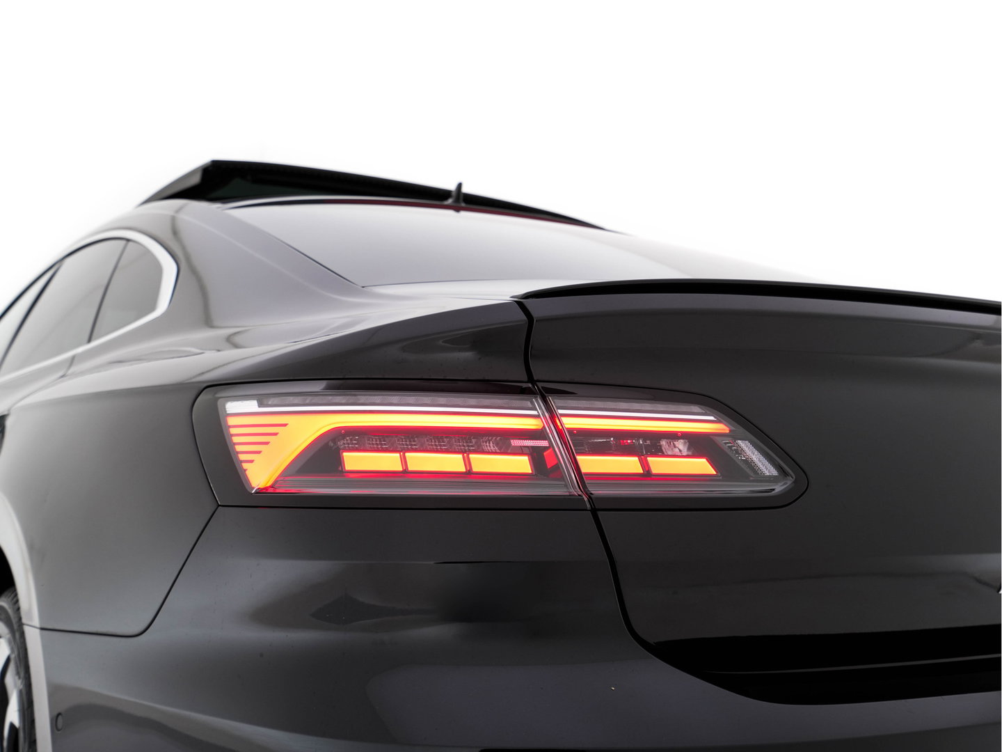 Volkswagen Arteon 1.4 TSI eHybrid R-Line Business+ (Plug-In) (INCL-BTW) *PANO | HEAD-UP | LEATHER-MICROFIBRE | FULL-LED | TOPVIEW | ADAPTIVE-CRUISE | BLINDSPOT | HEATED-SPORTSEATS | KEYLESS | NAVI-FULLMAP | PRIVACYGLASS | SHIFTPADDLES | DIGI-COCKPIT |