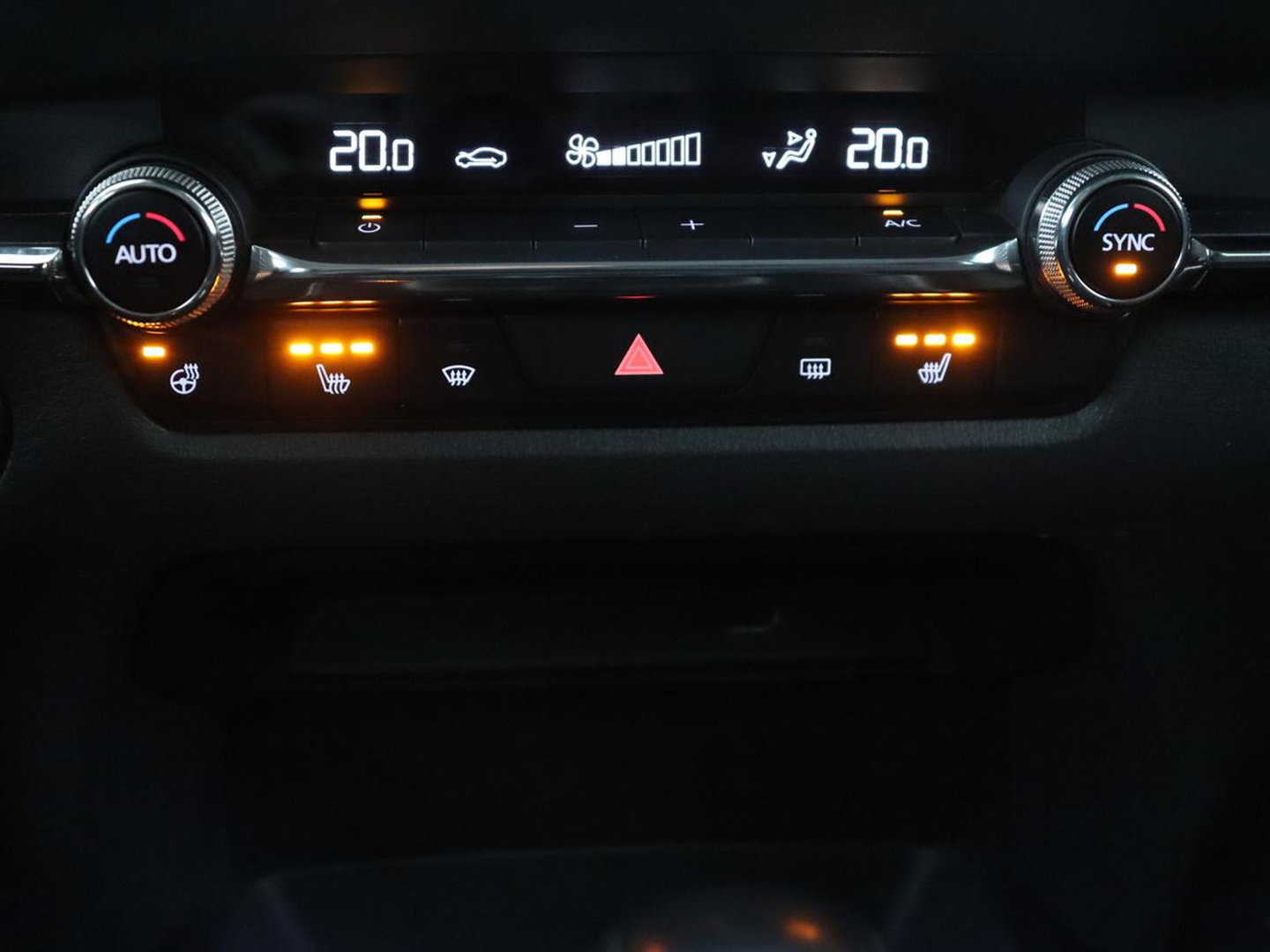 Mazda CX-30 2.0 e-SkyActiv-X M Hybrid Comfort | Stoelverwarming | Head-Up | Camera | Carplay | Adaptive cruise | Navigatie | Stuurverwarming | 18'' | Keyless | Full LED | Climate control
