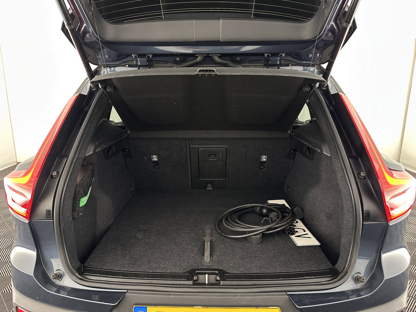 Volvo XC40 Recharge Plus [ 3-Fase ] {SOH-90%} (INCL.BTW) *ADAPTIVE-CRUISE | FULL-LED | BLINDSPOT | HEATED-SPORTSEATS | KEYLESS | DIGI-COCKPIT | CAMERA | PRIVACY-GLASS | ECC | PDC | 19''ALU | TOWBAR*