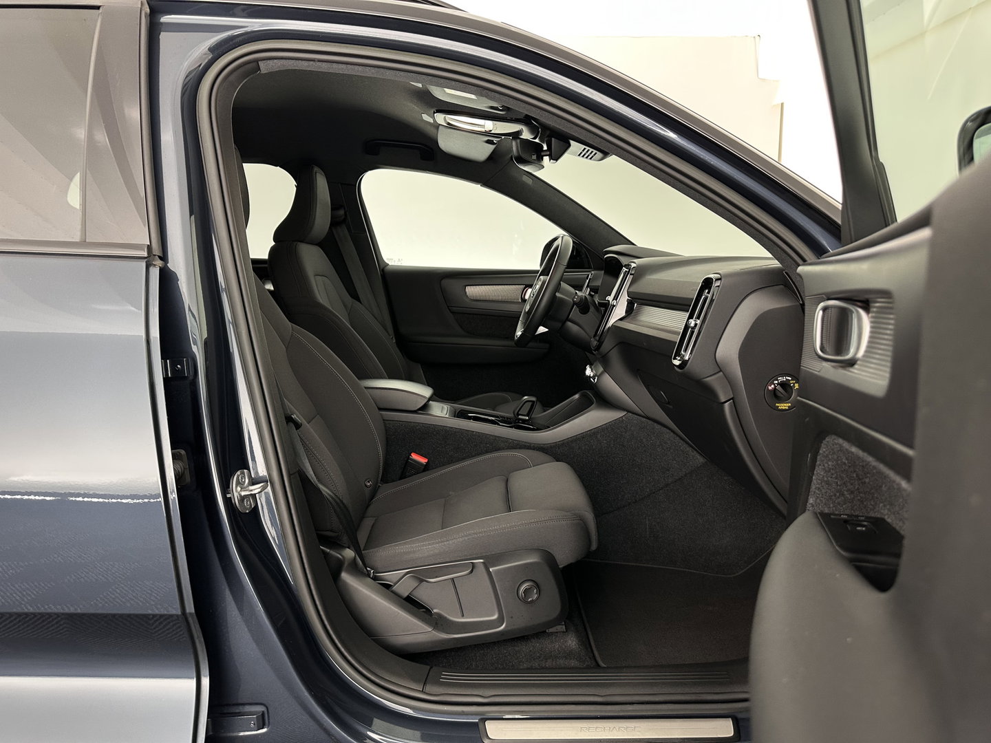 Volvo XC40 Recharge Plus [ 3-Fase ] {SOH-90%} (INCL.BTW) *ADAPTIVE-CRUISE | FULL-LED | BLINDSPOT | HEATED-SPORTSEATS | KEYLESS | DIGI-COCKPIT | CAMERA | PRIVACY-GLASS | ECC | PDC | 19''ALU | TOWBAR*
