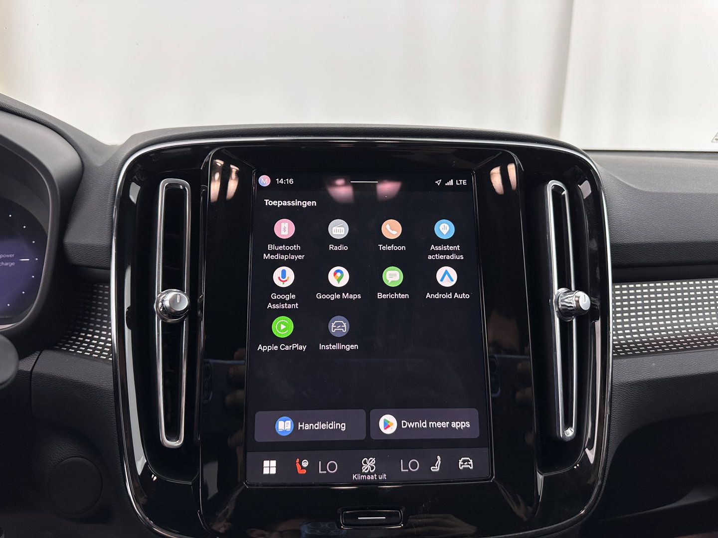 Volvo XC40 Recharge Plus [ 3-Fase ] {SOH-90%} (INCL.BTW) *ADAPTIVE-CRUISE | FULL-LED | BLINDSPOT | HEATED-SPORTSEATS | KEYLESS | DIGI-COCKPIT | CAMERA | PRIVACY-GLASS | ECC | PDC | 19''ALU | TOWBAR*